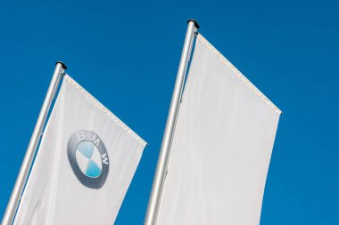 AÇEN, ALMANLIK Şubat 2017: beyaz bayraklarda BMW logosu işareti. BMW Münih, Bavyera, Almanya 'da bulunan bir otomobil, motosiklet ve motor imalat şirketidir..