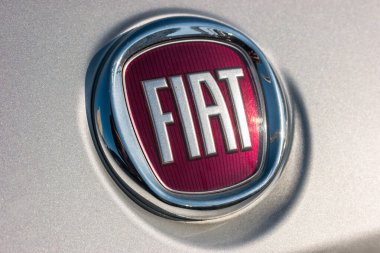 AÇEN, ALMANLIK ŞUBAT, 2017: arabanın logo logosu. Fiat, İtalyan-Amerikan çokuluslu otomobil üreticisi. Dünyanın yedinci büyük otomobil üreticisi..