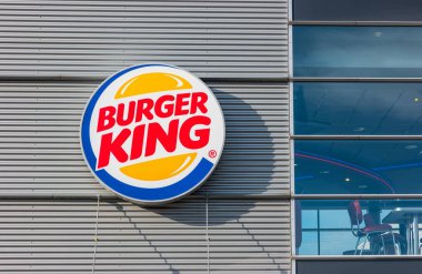 HEERLEN, NETHERLANDS Şubat 2017 Burger King tabelası. BK olarak kısaltılan Burger King, Amerika Birleşik Devletleri 'nin en büyük hamburgerci restoranlarıdır..