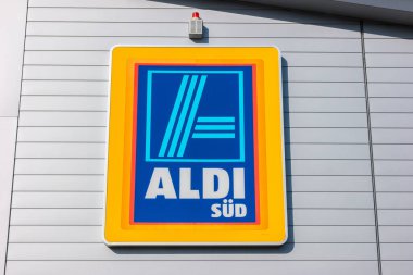 AAACHEN, ALMANY FEBRUARY, 2017: Mavi gökyüzüne karşı Aldi işareti (Güney Bölümü). Aldi, 18 ülkede yaklaşık 10 bin mağazası olan küresel indirimli bir süpermarket zinciri..