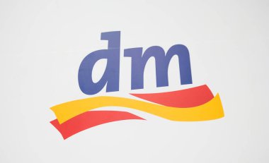 COLOGNE, ALMANLIK Eylül, 2017: Dm drogeriemarkt logosu. Merkezi Karlsruhe 'de bulunan Dm-drogerie markt, kozmetik, sağlık ve ev ürünleri ve gıda ürünleri için bir perakende mağaza zinciri..