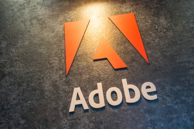 COLOGNE, ALMANE Eylül, 2017 Adobe Systems logosu. Adobe, multimedya ve yaratıcılık yazılımı üreten ve satan çok uluslu bir yazılım şirketidir..