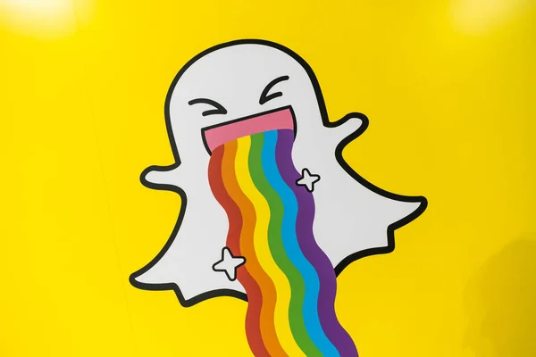 2017 Cologne Germany September Snapchat Logo Rainbow Printed Paper Wall — 스톡 사진