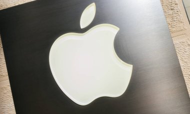 COLOGNE, GERMANY ECTOBER, 2017: Apple Store marka logosu mağazanın önünde. Apple, merkezi Cupertino, Kaliforniya 'da bulunan ve tüketici elektroniği ürünleri satan çok uluslu teknoloji şirketidir..