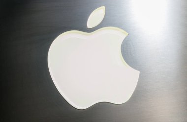 COLOGNE, ALMANY ECTOBER, 2017: Apple mağazasında elma tabelası. Apple Inc., Cupertino, Kaliforniya 'da bulunan çok uluslu bir teknoloji şirketidir.