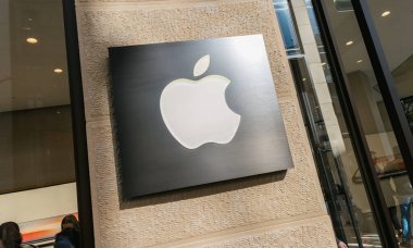 COLOGNE, ALMANY ECTOBER, 2017: Apple mağazasında elma tabelası. A