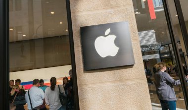 COLOGNE, GERMANY ECTOBER, 2017: Apple Store marka logosu mağazanın önünde. Apple, merkezi Cupertino, Kaliforniya 'da bulunan ve tüketici elektroniği ürünleri satan çok uluslu teknoloji şirketidir..