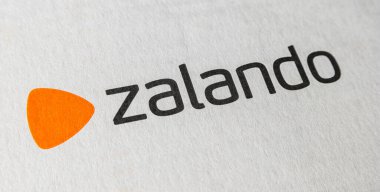 BERLİN, ALMANI EKİM, 2017: bir kutuda Zalando logosu. Zalando, Berlin 'de kurulmuş bir Alman elektronik ticaret şirketidir. Online ayakkabı, giysi ve diğer moda ürünleri satıyorlar..