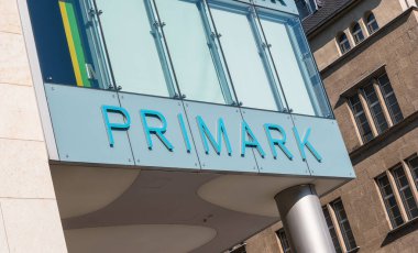 Kolej, Almanya Ekim, 2017: logolu Primark mağazası. Primark, Avusturya, Belçika, Almanya, İrlanda, Portekiz, İspanya, Hollanda ve İngiltere 'de faaliyet gösteren bir İrlanda giyim perakendecisidir..