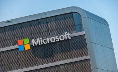 COLOGNE, ALMANI ECTOBER, 2017: bir binanın Microsoft logosu. Microsoft, dünya çapında bilgisayar yazılımı ve hizmetleri geliştiren, destekleyen ve satan uluslararası bir şirkettir..