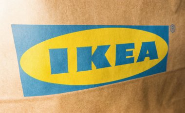 AÇEN, ALMANLIK EKİM, 2017: IKEA logosu bir kese kağıdının üzerinde. 1943 yılında İsveç 'te kurulan IKEA, dünyanın en büyük mobilya perakendecisi..