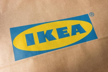 AÇEN, ALMANLIK EKİM, 2017: IKEA logosu bir kese kağıdının üzerinde. IKEA dünyanın en büyük mobilya perakendecisi ve mobilya montajı için hazır satıyor. 1943 'te İsveç' te kuruldu..