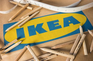 AÇEN, GERMANY ECTOBER, 2017: IKEA kalemleri ve mezura bir IKEA kese kağıdına yerleştirildi. 1943 yılında İsveç 'te kurulan IKEA, dünyanın en büyük mobilya perakendecisi..