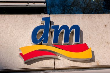 AAÇEN, ALMANLIK HAZİRAN, 2017: Dm drogeriemarkt mağazası. Merkezi Karlsruhe 'de bulunan Dm-drogerie markt, kozmetik, sağlık ve ev ürünleri ve gıda ürünleri için bir perakende mağaza zinciri..