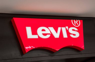 AACHEN, ALMANY HAZİRAN, 2017 Levi 'nin Mağaza Logosu. 1853 'te kurulan Levi Strauss, dünya çapında kot pantolonu markasıyla bilinen bir Amerikan giyim şirketi..