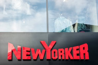 AAÇEN, ALMANLIK HAZİRAN, 2017: bir mağazanın dışındaki New Yorker logosu. Bu moda mağazası zinciri hem erkekler hem de kadınlar için modern ve şık kıyafetler sunuyor..