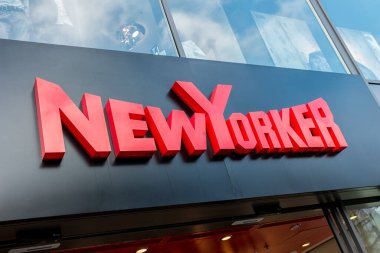 AAÇEN, ALMANLIK HAZİRAN, 2017: bir mağazanın dışındaki New Yorker logosu. Bu moda mağazası zinciri hem erkekler hem de kadınlar için modern ve şık kıyafetler sunuyor..