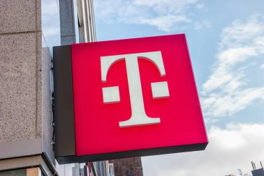 AAACHEN, ALMANY HAZİRAN, 2017: Deutsche Telekom 'un logosu bir dükkanda. Deutsche Telekom 'un ürün ve hizmetlerini satan 750 civarında 