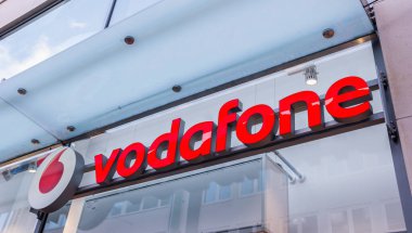 AAACHEN, ALMANY JANUARY, 2017: Vodafone, İngiliz çokuluslu telekomünikasyon şirketidir. Vodafone Mart 2022 'ye kadar bütün İspanyol dükkanlarını kapatacak.