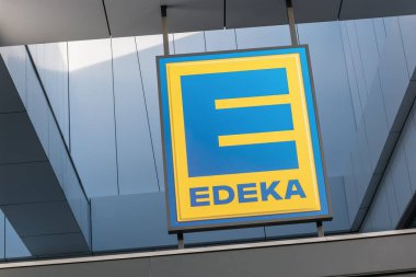 BERLİN, GERMANY 2019: Almanya 'daki bir EDEKA mağazasının girişini imzalayın - EDEKA Grubu en büyük Alman süpermarket şirketidir