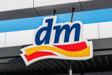 BERLİN, ALMANYA HAZİRAN 2019: DM mağazasının logosu. Dm-drogerie markt, kozmetik, sağlık ve sağlık ürünleri satan bir perakende mağaza zinciri.. 
