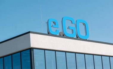 AACHEN, ALMANY HAZİRAN 2019: Aachen 'deki ana merkezin girişinde E.GO Mobil logosu. Git yeni elektrikli arabalar tasarla ve imal et..