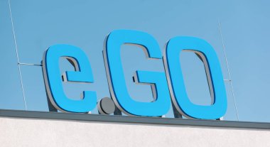 AACHEN, ALMANY HAZİRAN 2019: Aachen 'deki ana merkezin girişinde E.GO Mobil logosu. Git yeni elektrikli arabalar tasarla ve imal et..