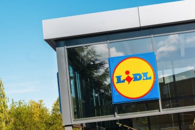 BERLİN, ALMANY HAZİRAN 2019: Lidl süpermarkette Lidl logosu. Lidl bir Alman süpermarket zinciri.