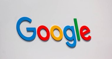 BERLİN, ALMANY HAZİRAN 2019: Google logo işareti. Google bir multina