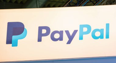 BERLİN, ALMANYA HAZİRAN 2019 Paypal logosu. PayPal Holding, dünya çapında online ödeme sistemi işleten bir Amerikan şirketidir..