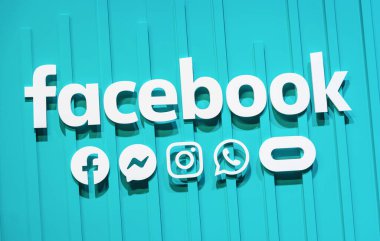 BERLİN, ALMANY HAZİRAN 2019: sosyal medya ikonlu Facebook logosu. Facebook, Mark Zuckerberg tarafından 2004 yılında kurulan popüler bir sosyal medya servisidir.