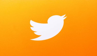 BERLİN, ALMANY HAZİRAN 2019: Twitter logotype kuşu kağıda basıldı. Twitter, kullanıcılara kısa mesajlar gönderme ve okuma olanağı sağlayan çevrimiçi bir sosyal ağ hizmetidir