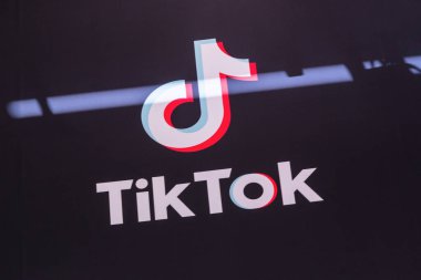 BERLİN, ALMANYA HAZİRAN 2019: Tik Tok logosu yakın plan. Tik Tok simgesi. Tik tok uygulaması. Tiktok bir sosyal medya ağı..