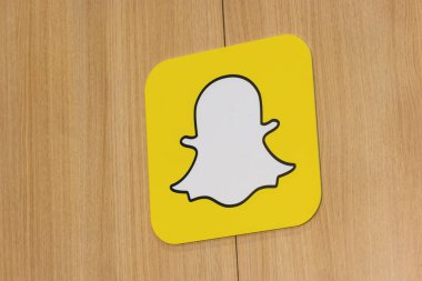 BERLİN, ALMANY HAZİRAN 2019: Kağıt duvarda gökkuşağı yazılı Snapchat logosu. Snapchat mesajları, resimleri ve videoları paylaşmak için popüler bir sosyal medya uygulamasıdır..