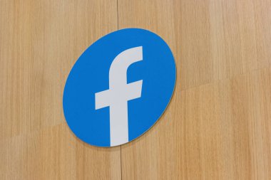 BERLİN, ALMANY HAZİRAN 2019: Facebook logosu sosyal medya ikonu. Facebook, Mark Zuckerberg tarafından 2004 yılında kurulan popüler bir sosyal medya servisidir.