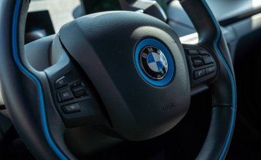 BERLİN, ALMANLIK 2019 BMW i3 Elektrikli Araç Kontrol Paneli ve Tekerleği 'nin ayrıntıları. BMW i3, Alman otomobil üreticisi BMW tarafından geliştirilen beş kapılı elektrikli otomobil..