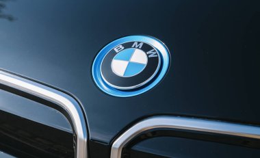 BERLİN, ALMANYA HAZİRAN 2019: bir arabanın BMW i3 logosunun havalandırma deliğinin ayrıntıları. BMW i3, Alman otomobil üreticisi BMW tarafından geliştirilen beş kapılı elektrikli otomobil..