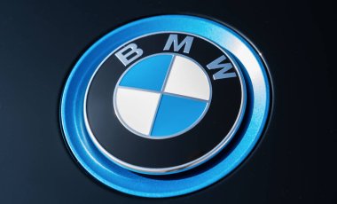BERLİN, ALMANLIK HAZİRAN 2019: Elektrikli BMW i3 logosu Yakın plan. BMW bir Alman lüks otomobil şirketidir..