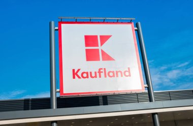 AAÇEN, ALMANLIK ŞUBAT, 2017: Kaufland logosu Alman zinciri, Schwartz Gruppe 'un bir parçası.