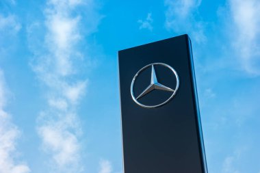 AAÇEN, ALMANLIK ŞUBAT, 2017 Mercedes Benz Logosu bulutlu gökyüzü. 1926 'da Alman lüks otomobil üreticisi Daimler AG' nin çok uluslu bir birimi olan Alman otomobil üreticisi tarafından kuruldu..