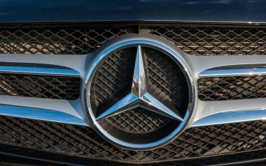 AAÇEN, ALMANLIK ŞUBAT, 2017 Mercedes Benz logosu. Mercedes-Benz bir Alman otomobil üreticisi. Marka lüks otomobiller, otobüsler, koçlar ve kamyonlar için kullanılır..