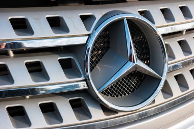 AAÇEN, ALMANLIK ŞUBAT, 2017 Mercedes Benz İşareti Yakın. 1926 'da Alman lüks otomobil üreticisi Daimler AG' nin çok uluslu bir birimi olan Alman otomobil üreticisi tarafından kuruldu..