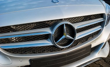 AAÇEN, ALMANLIK ŞUBAT, 2017 Mercedes Benz logosu. Mercedes-Benz bir Alman otomobil üreticisi. Marka lüks otomobiller, otobüsler, koçlar ve kamyonlar için kullanılır..