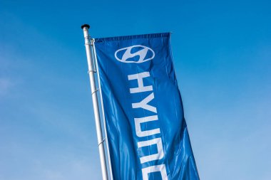 Bayraktaki Hyundai logosu 2017, ALMANY MARCH. Hyundai Motor Company, 1967 yılında kurulan çok uluslu bir Güney Koreli otomotiv üreticisi..