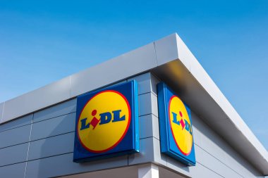 ALMANY MARCH, 2017: LIDL süpermarket zinciri işareti. LIDL, Almanya 'nın Baden-Wuerttemberg eyaletinde yer alan bir süpermarket zinciri..
