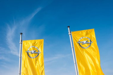 Opel Mağazası 'nda Opel bayrakları, Opel' in mavi gökyüzüne karşı. Opel AG bir Alman otomobil üreticisi..