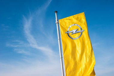 Opel Mağazası 'nda Opel bayrağına karşı Opel bayrağı. 2017. Opel AG bir Alman otomobil üreticisi..