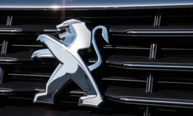 Bir araba ızgarasında Peugeot logosu. 2017, Alman yürüyüşü. Peugeot, Fransız otomobil markası, PSA Peugeot Citroen 'in bir parçası..