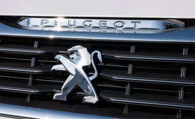 Bir araba ızgarasında Peugeot logosu. 2017, Alman yürüyüşü. Peugeot, Fransız otomobil markası, PSA Peugeot Citroen 'in bir parçası..