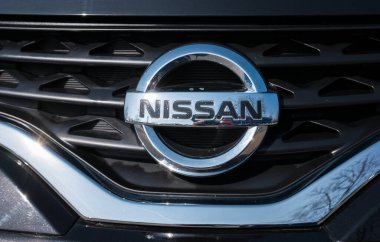 AÇEN, ALMANLIK MARCH, 2017: bir araba ızgarasında Nissan logosu. Nissan Motor Corporation, merkezi Japonya 'nın Yokohama şehrinde bulunan çok uluslu bir Japon otomobil üreticisi..